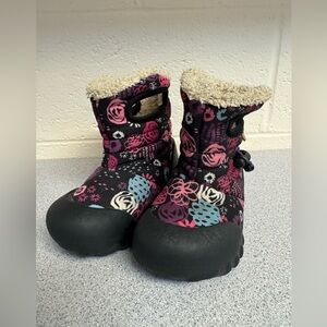 Bogs Kids Boots in Black and Pink Floral